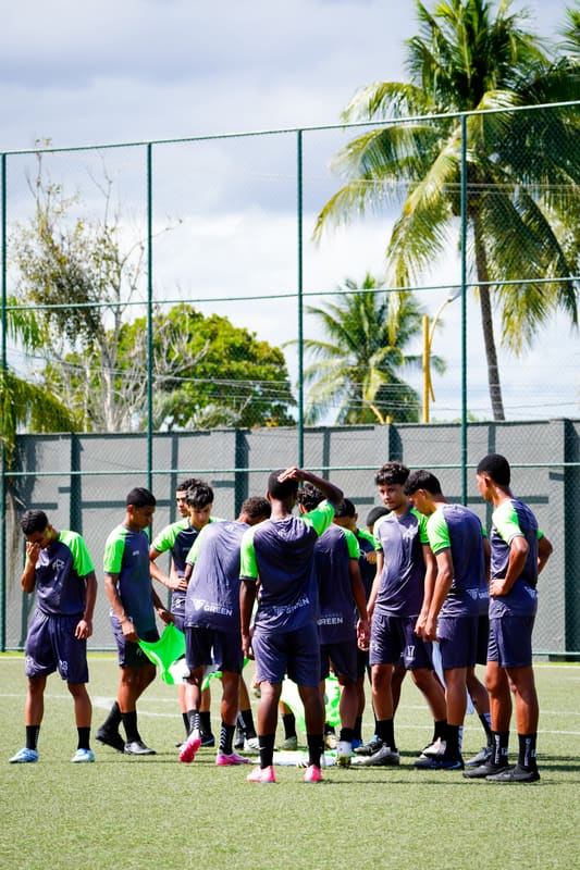 Atletas da escolinha em atividade