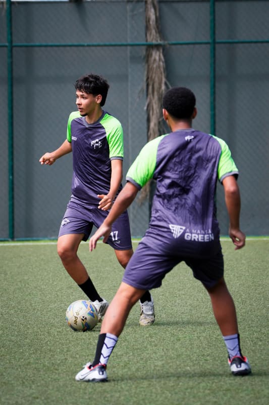 Crianças da escolinha em campo